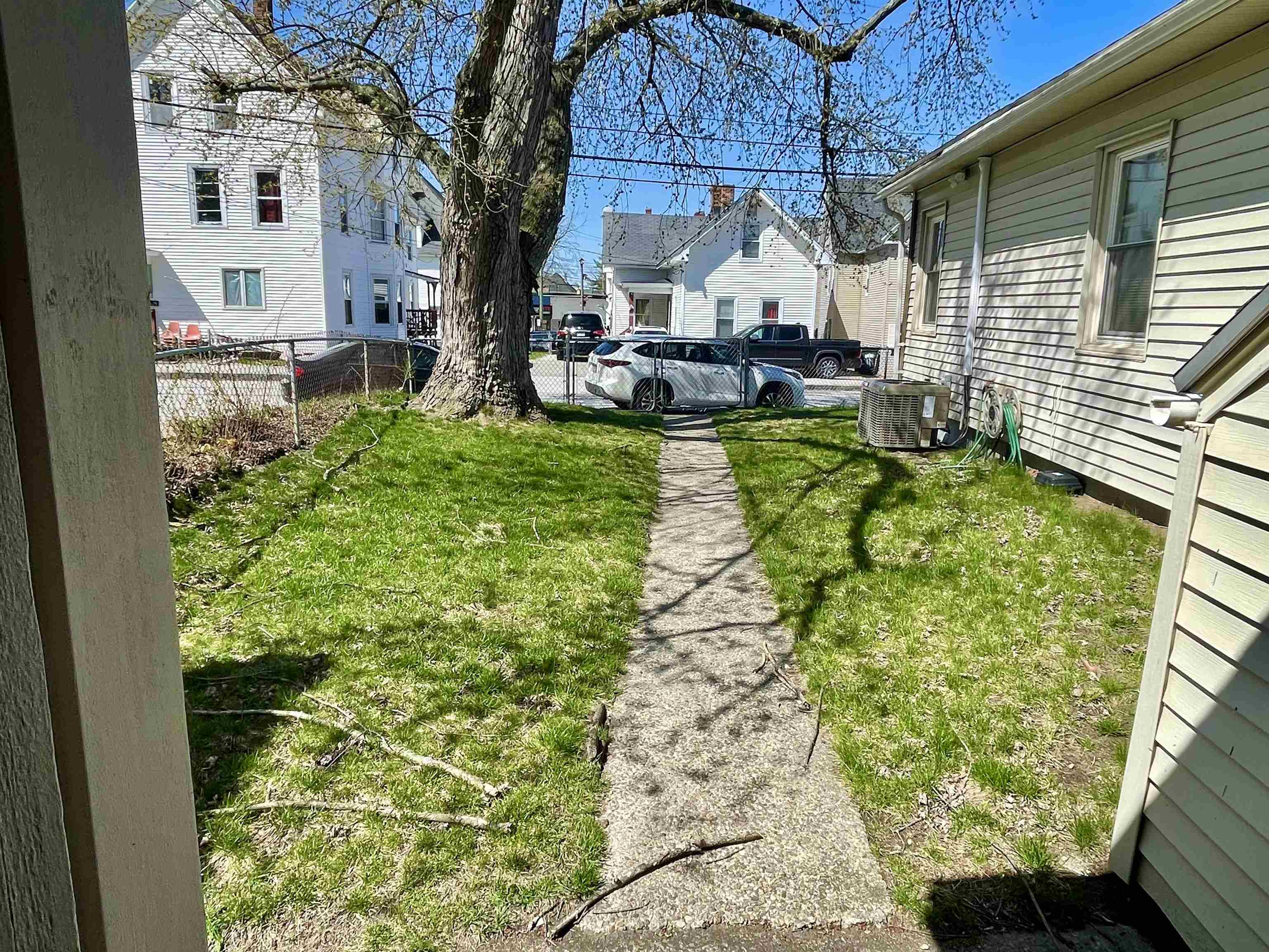 Manchester, New Hampshire 03103, United States, 3 Bedrooms Bedrooms, ,2 BathroomsBathrooms,Residential,Pending,117972