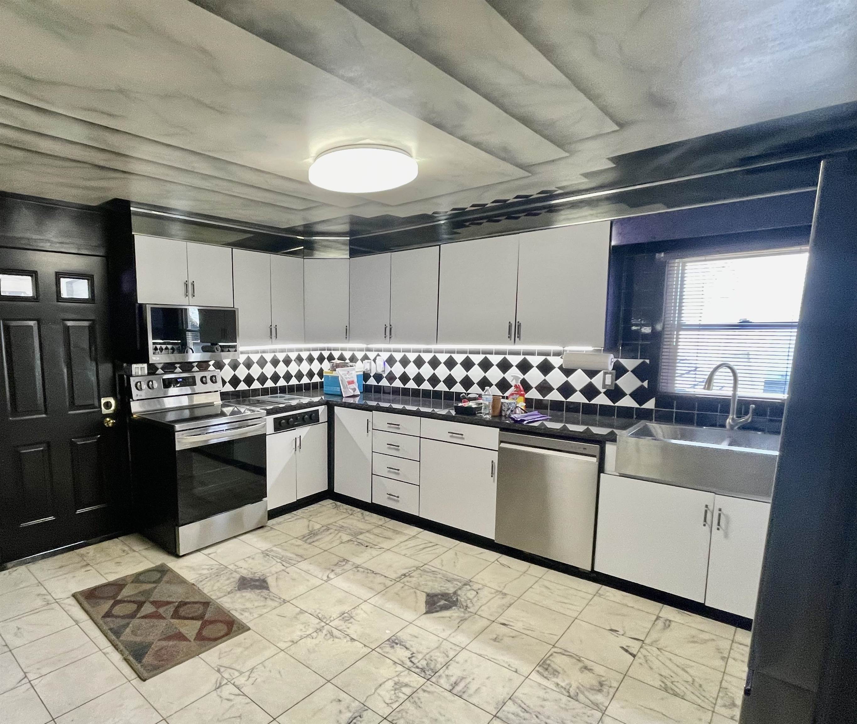 Manchester, New Hampshire 03103, United States, 3 Bedrooms Bedrooms, ,2 BathroomsBathrooms,Residential,Pending,117972