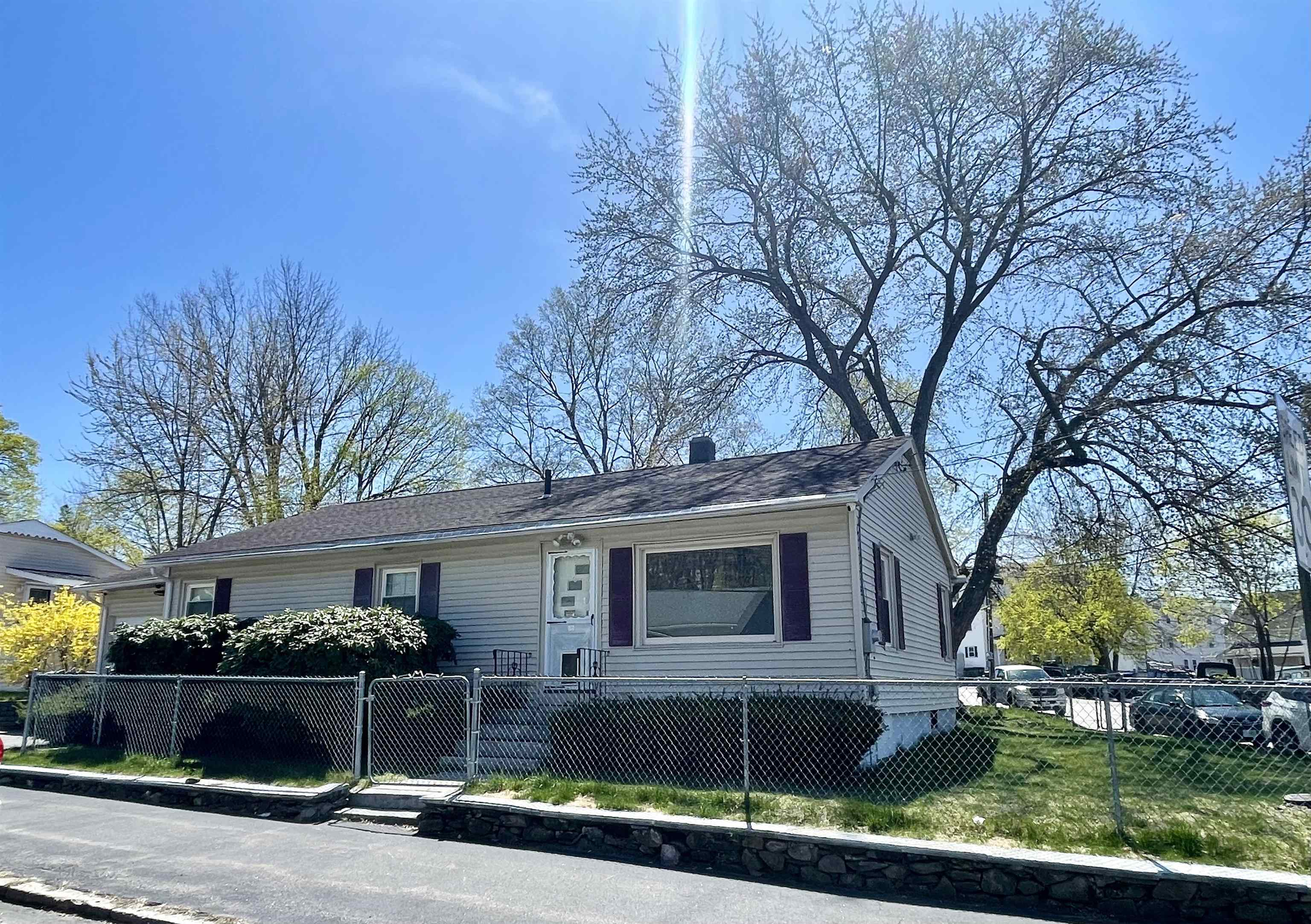 Manchester, New Hampshire 03103, United States, 3 Bedrooms Bedrooms, ,2 BathroomsBathrooms,Residential,Pending,117972