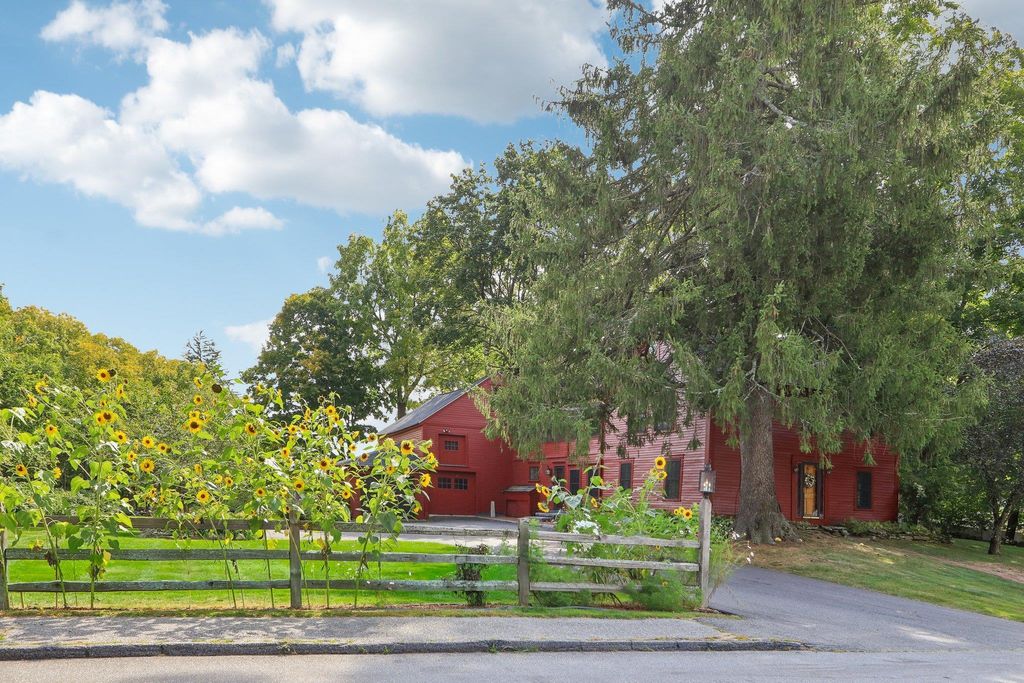 Photo of 5 Nesmith St, Derry, NH 03038 (MLS # 5060343)