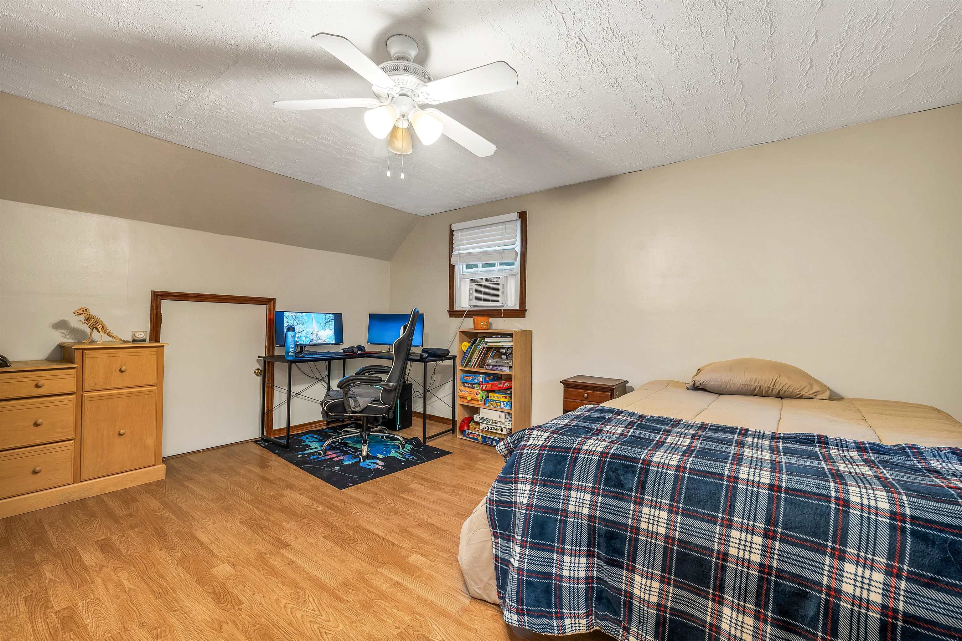 Merrimack, New Hampshire 03054, United States, 4 Bedrooms Bedrooms, ,2 BathroomsBathrooms,Residential,Active,215731