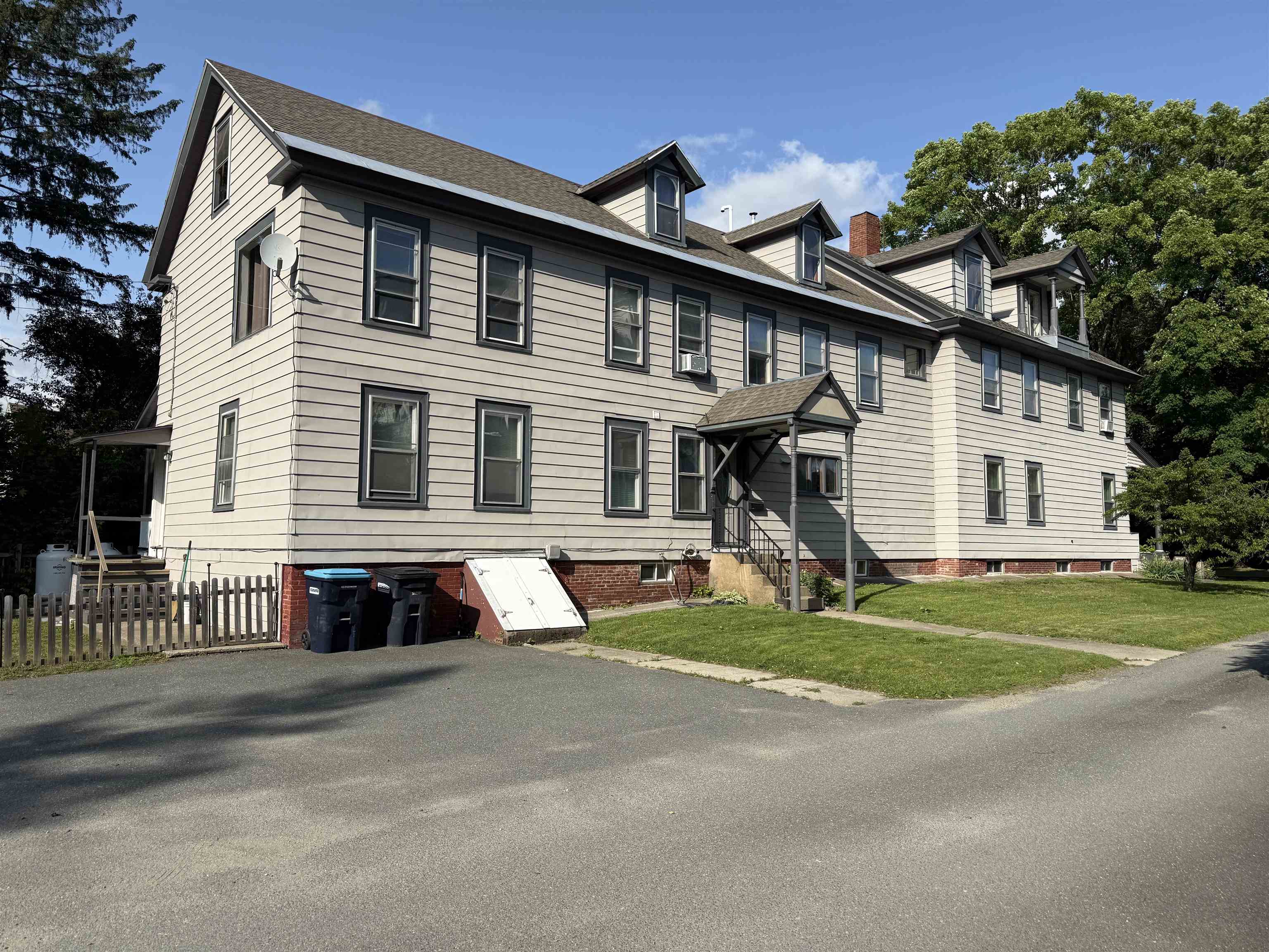 1487 Main Street