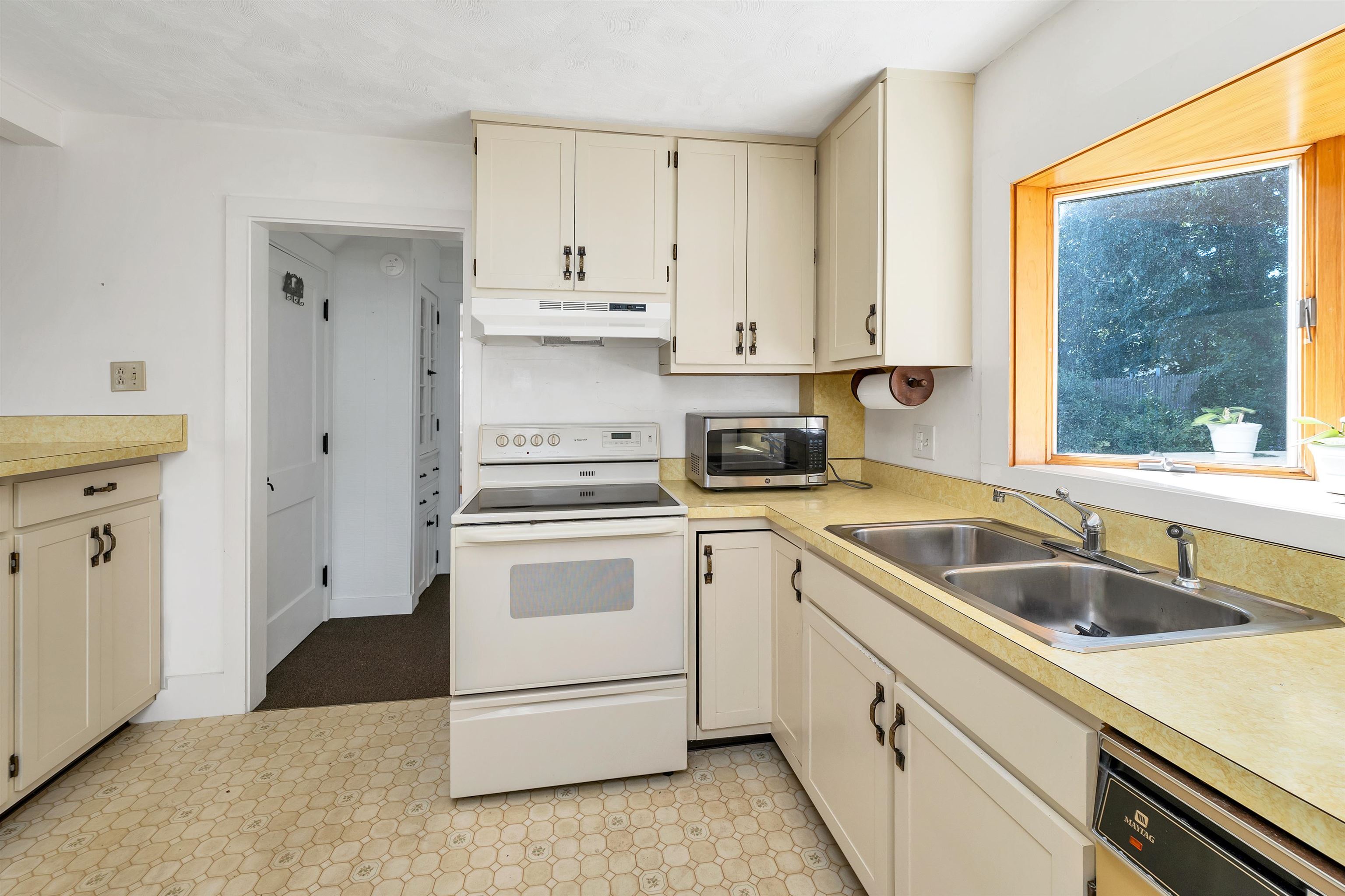 Laconia, New Hampshire 03246, United States, 3 Bedrooms Bedrooms, ,3 BathroomsBathrooms,Residential,Pending,180473