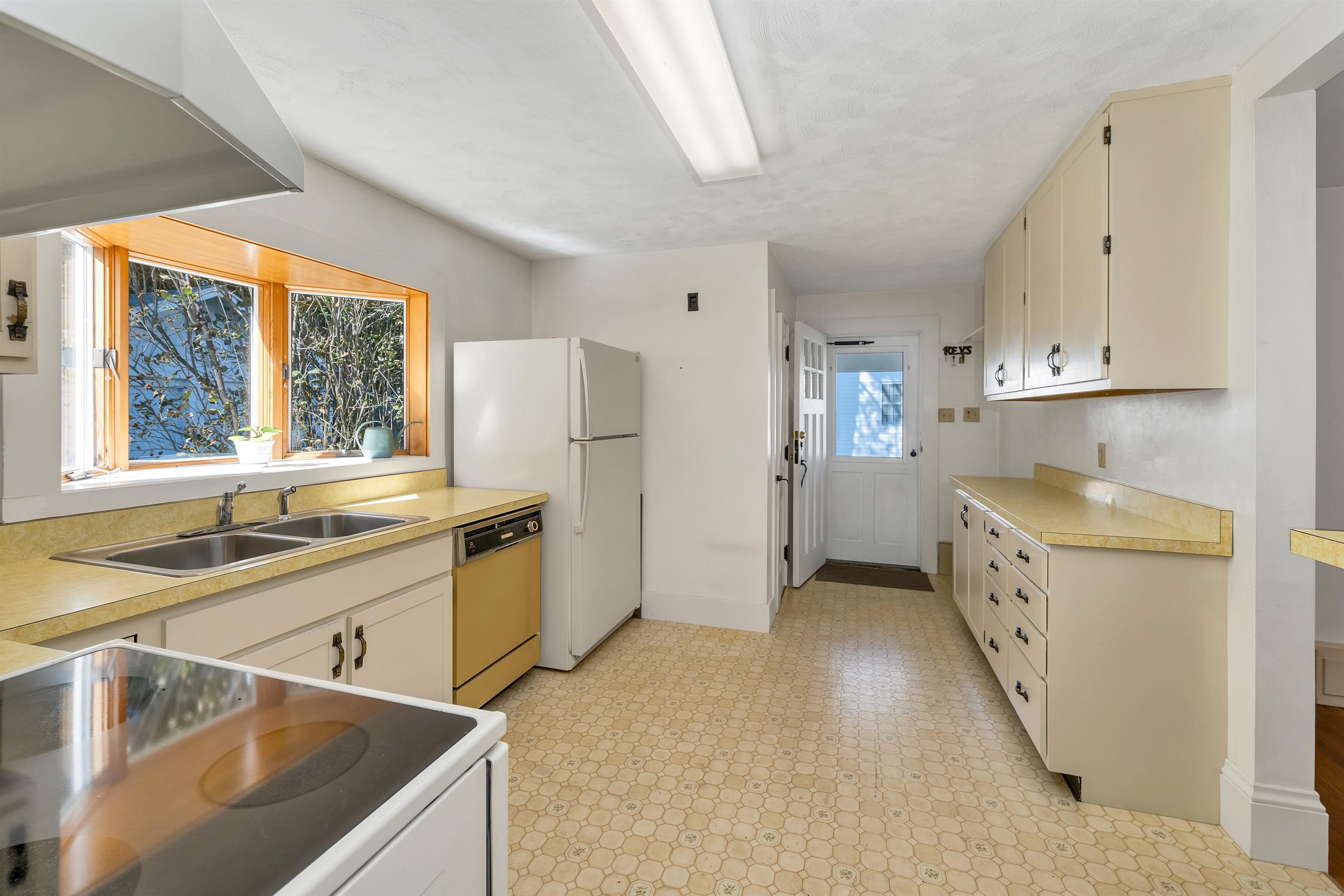 Laconia, New Hampshire 03246, United States, 3 Bedrooms Bedrooms, ,3 BathroomsBathrooms,Residential,Pending,180473