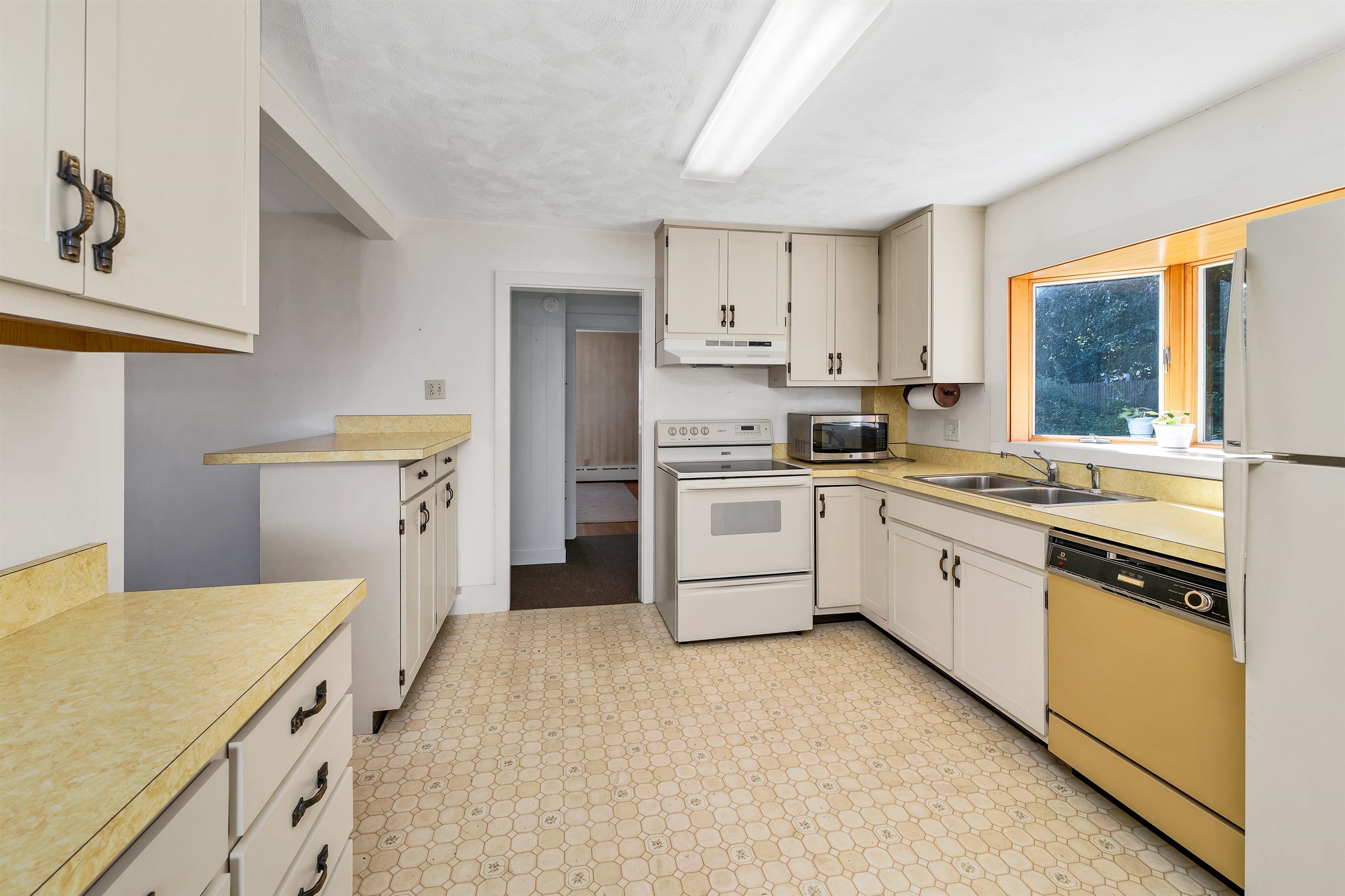 Laconia, New Hampshire 03246, United States, 3 Bedrooms Bedrooms, ,3 BathroomsBathrooms,Residential,Pending,180473