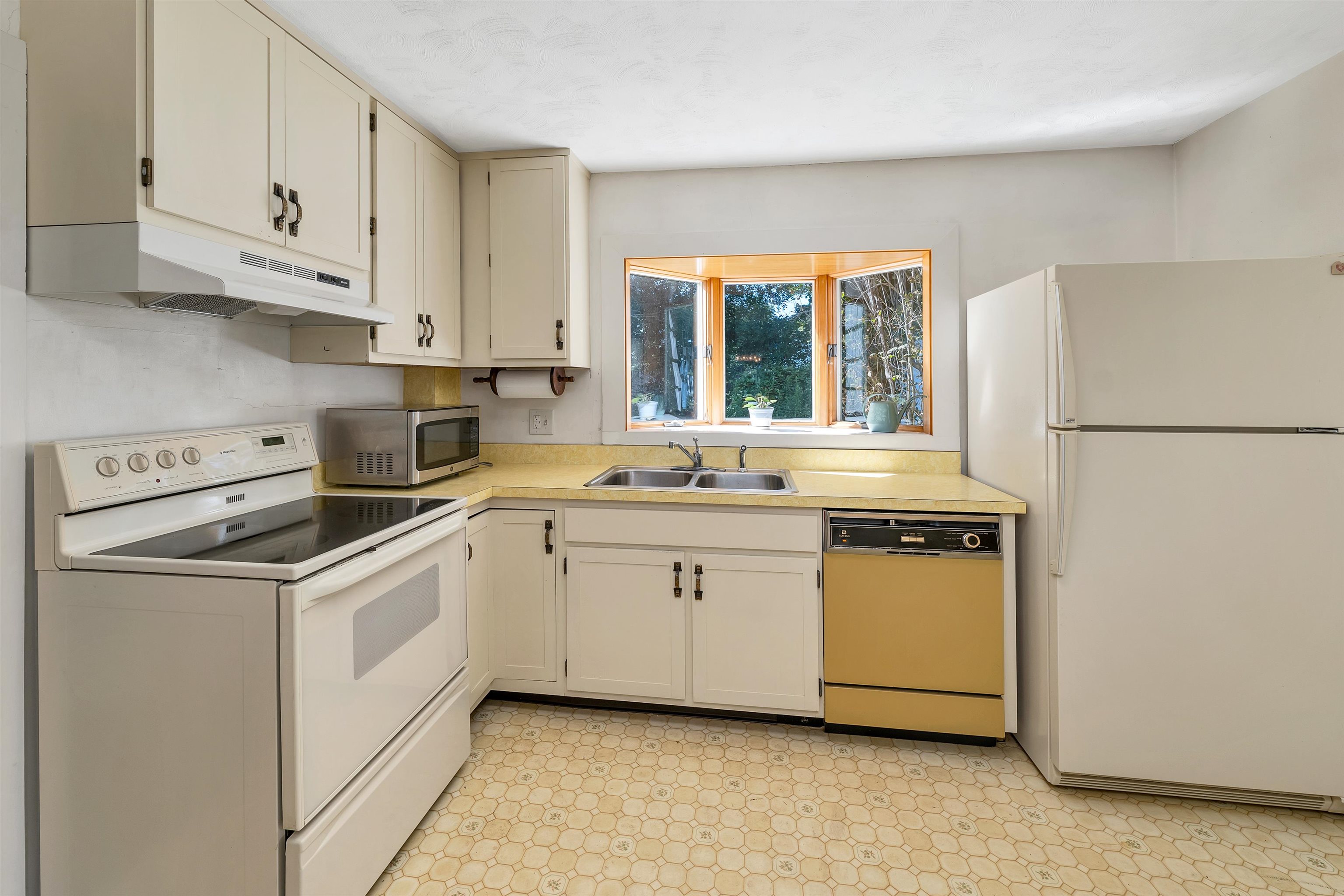 Laconia, New Hampshire 03246, United States, 3 Bedrooms Bedrooms, ,3 BathroomsBathrooms,Residential,Pending,180473