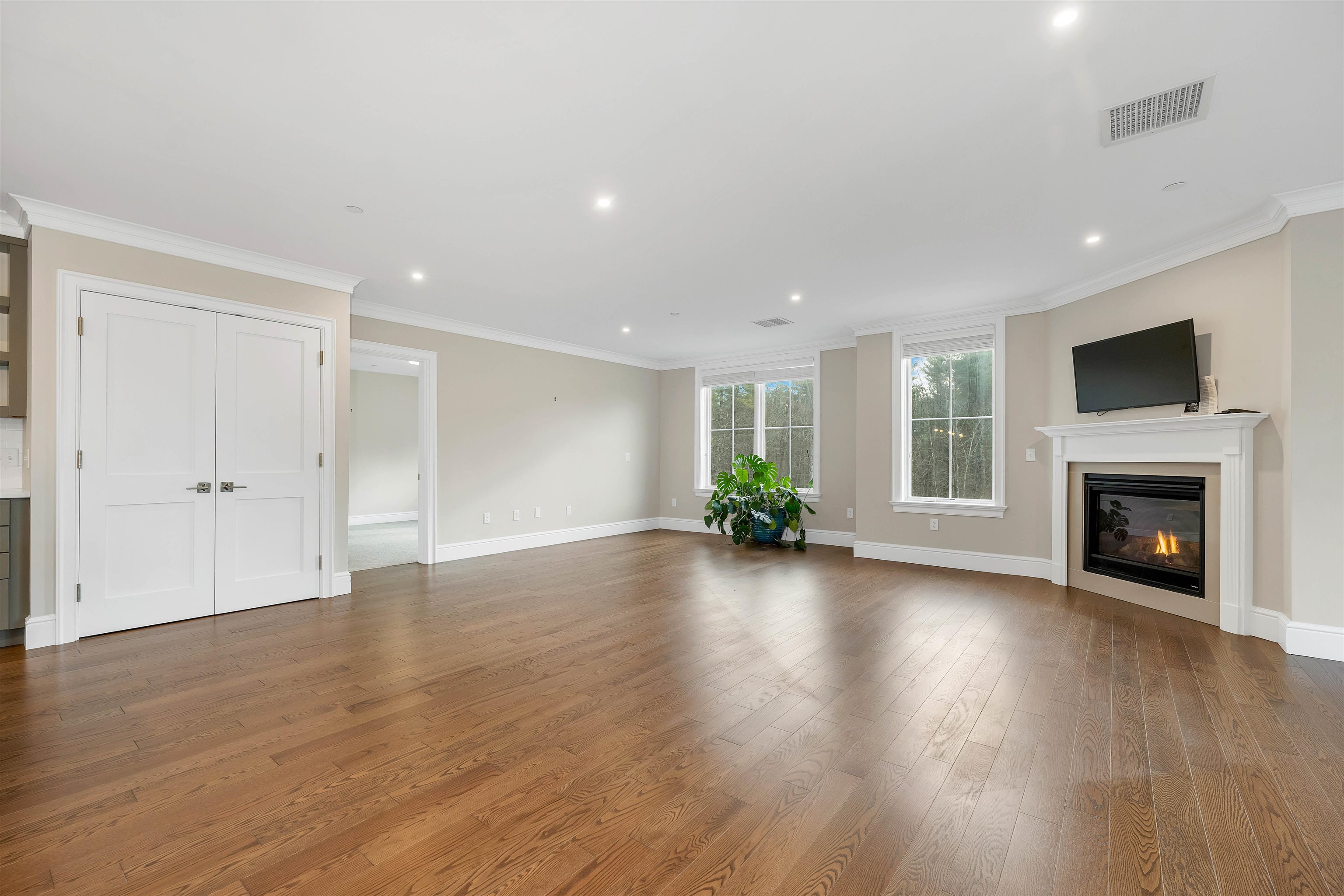 Exeter, New Hampshire 03833, United States, 2 Bedrooms Bedrooms, ,2 BathroomsBathrooms,Residential,Pending,22709