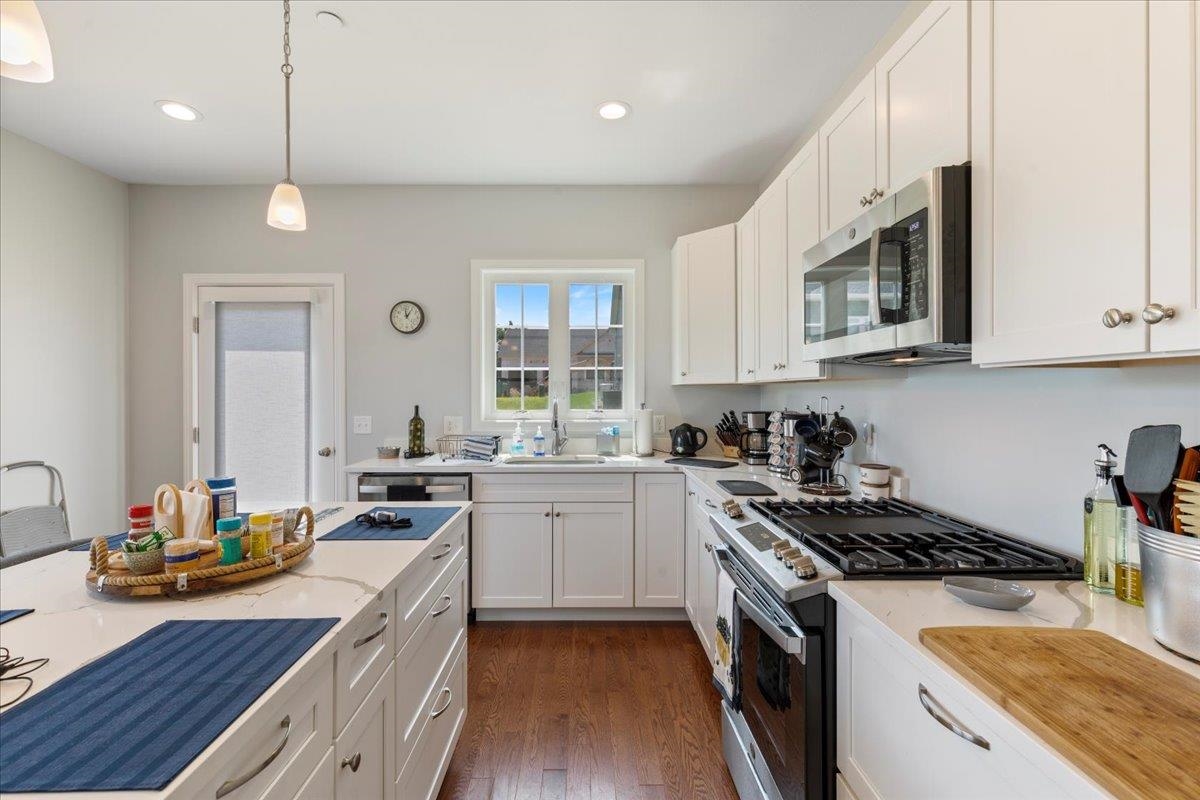 Pelham, New Hampshire 03076, United States, 2 Bedrooms Bedrooms, ,2 BathroomsBathrooms,Residential,Active,73815