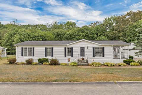 Photo of 32 Country Lane, Fremont, NH 03044 (MLS # 5058416)