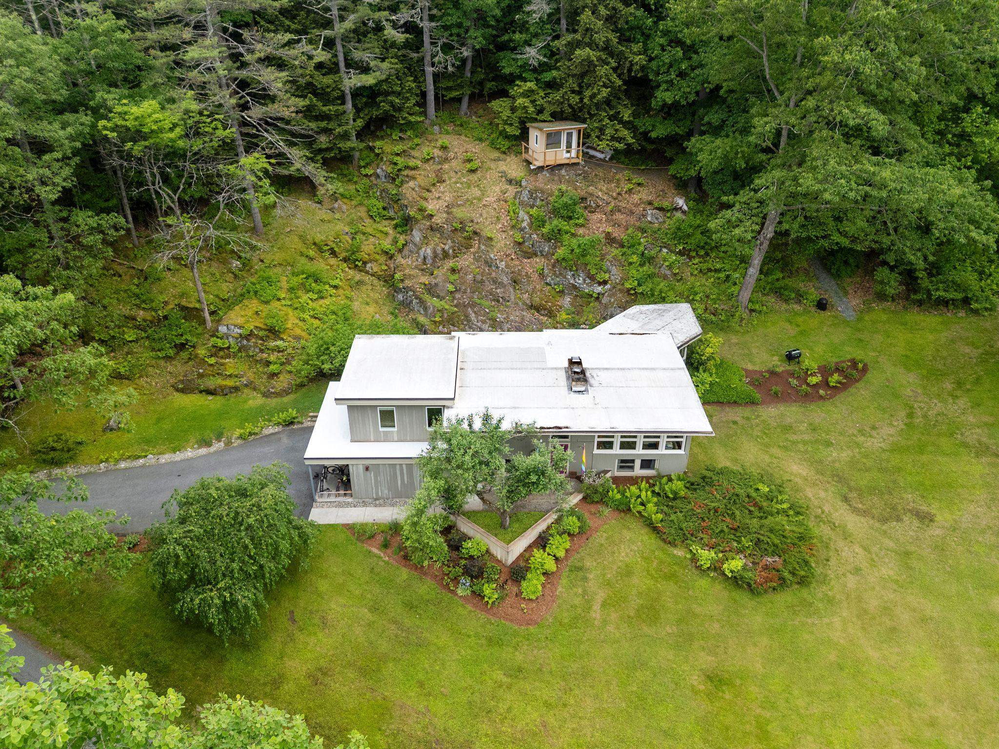 Norwich, Vermont 05055, United States, 3 Bedrooms Bedrooms, ,2 BathroomsBathrooms,Residential,Active,149514