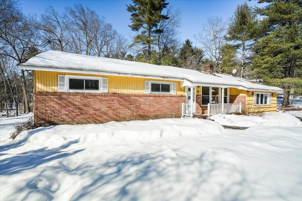 Photo of 6 Hemlock Drive, Pelham, NH 03076 (MLS # 5077370)