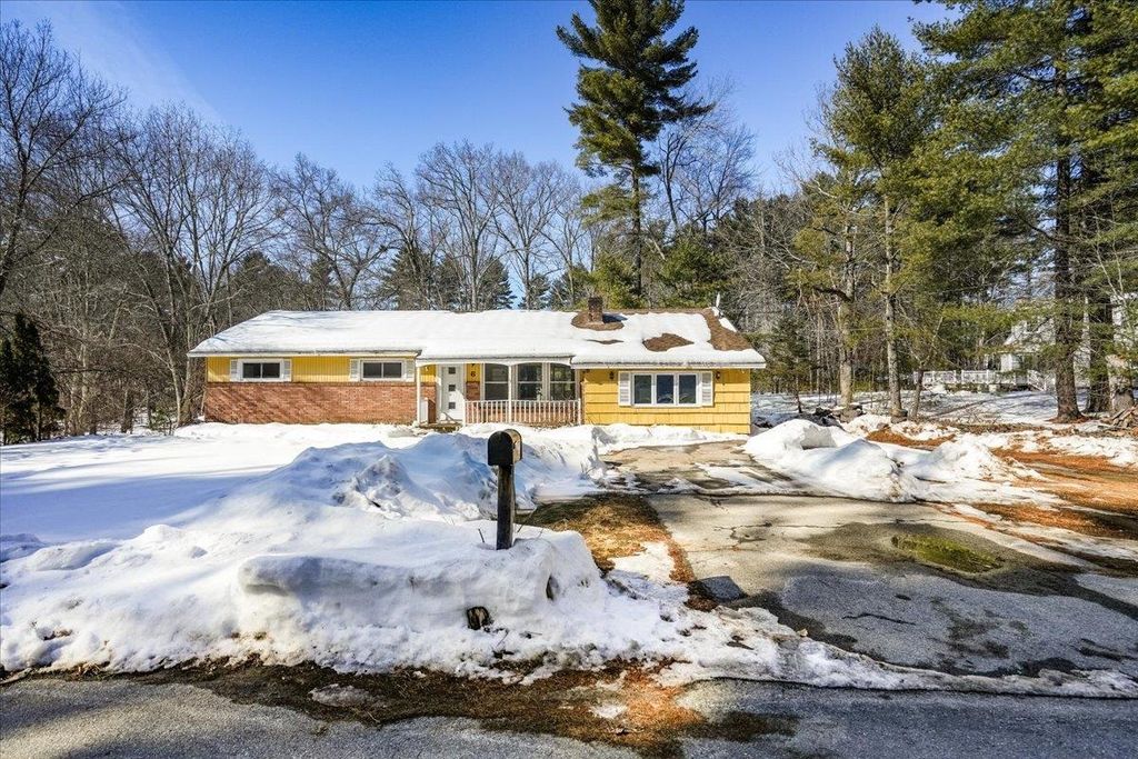 Photo of 6 Hemlock Drive, Pelham, NH 03076 (MLS # 5077370)