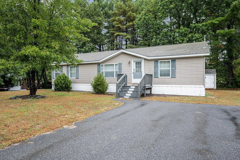 Photo of 5 Mark Street, Nashua, NH 03062 (MLS # 5063767)