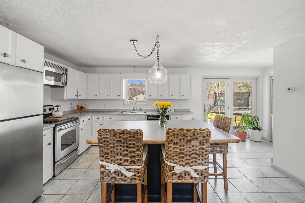 Photo of 506 Mammoth Road, Londonderry, NH 03053 (MLS # 5086738)