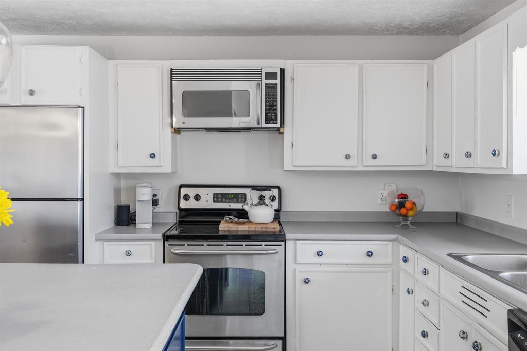 Photo of 506 Mammoth Road, Londonderry, NH 03053 (MLS # 5086738)