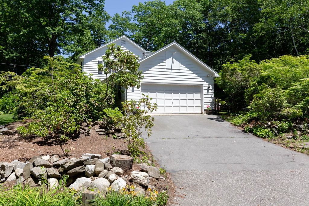 Photo of 16 Marlowe Road, Nashua, NH 03062 (MLS # 5088867)