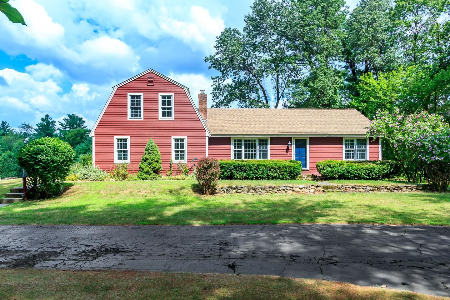Londonderry, New Hampshire 03053, United States, 5 Bedrooms Bedrooms, ,2 BathroomsBathrooms,Residential,Active,191568