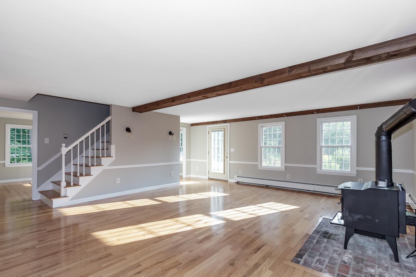Londonderry, New Hampshire 03053, United States, 5 Bedrooms Bedrooms, ,2 BathroomsBathrooms,Residential,Active,191568