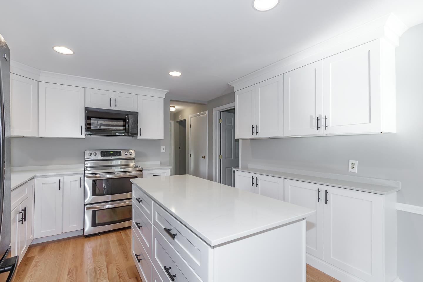 Londonderry, New Hampshire 03053, United States, 5 Bedrooms Bedrooms, ,2 BathroomsBathrooms,Residential,Active,191568