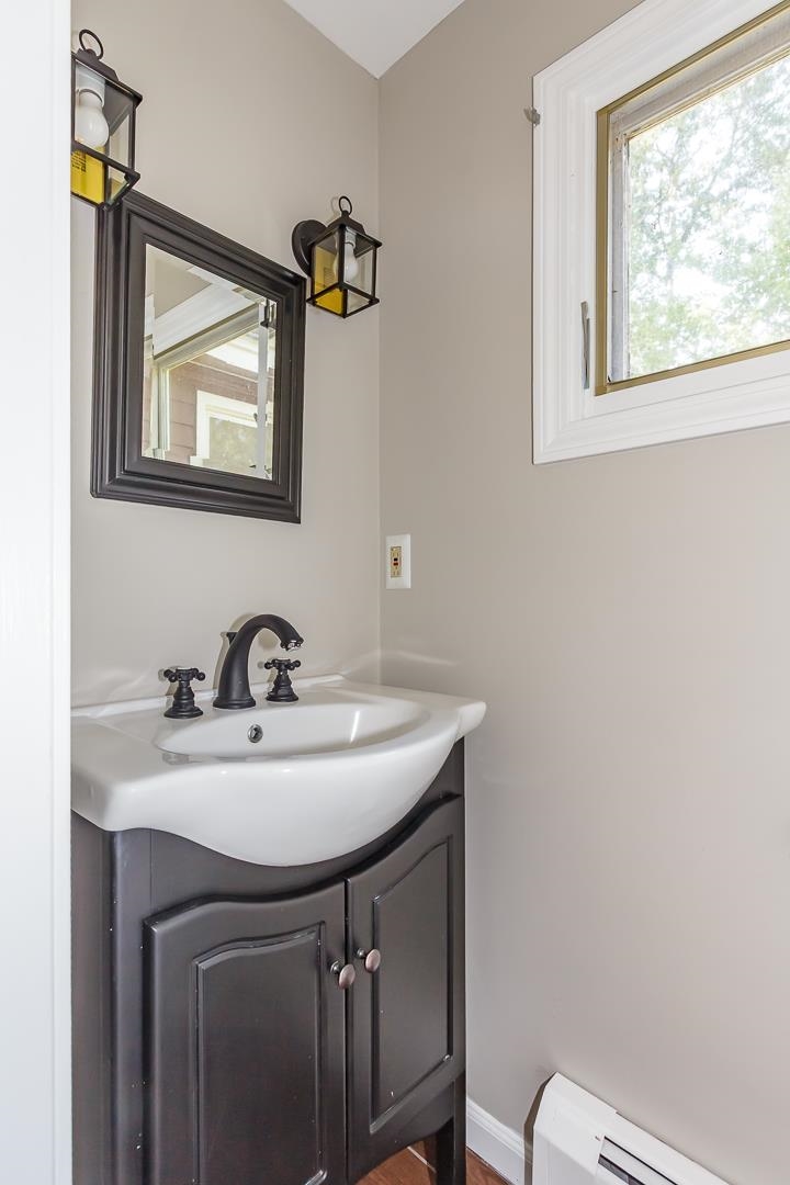 Londonderry, New Hampshire 03053, United States, 5 Bedrooms Bedrooms, ,2 BathroomsBathrooms,Residential,Active,191568