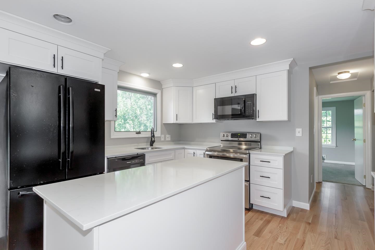 Londonderry, New Hampshire 03053, United States, 5 Bedrooms Bedrooms, ,2 BathroomsBathrooms,Residential,Active,191568