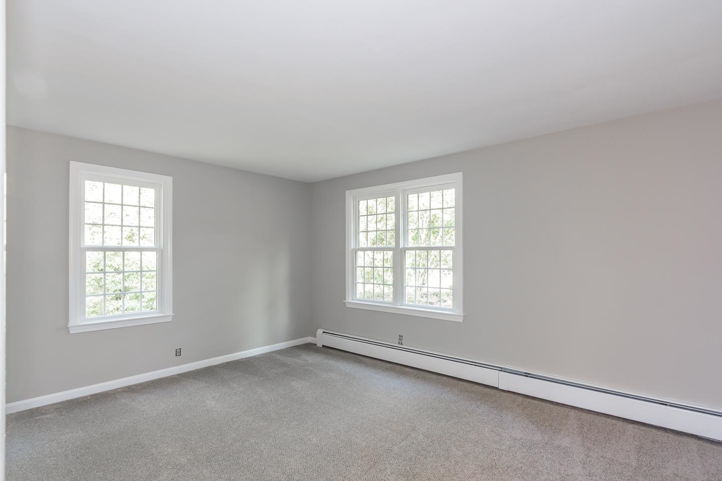 Londonderry, New Hampshire 03053, United States, 5 Bedrooms Bedrooms, ,2 BathroomsBathrooms,Residential,Active,191568