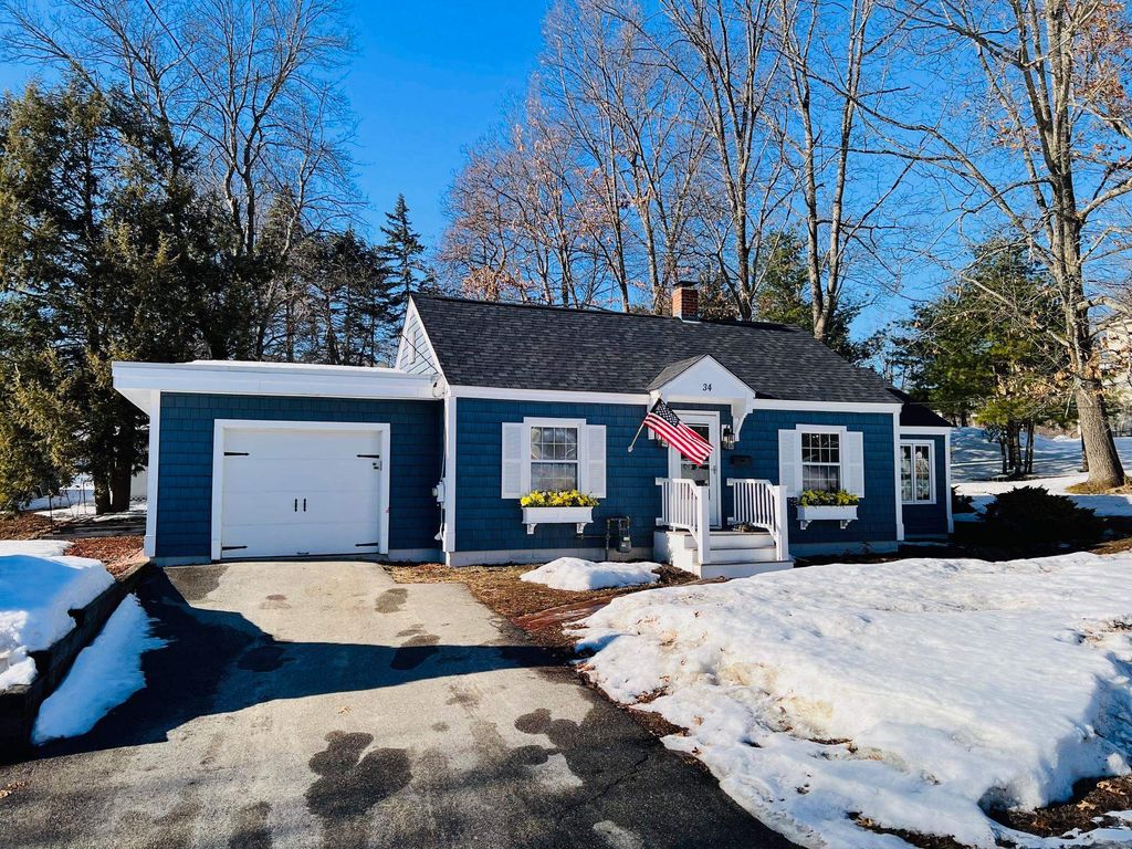 Photo of 34 School Street, Hudson, NH 03051 (MLS # 5078327)