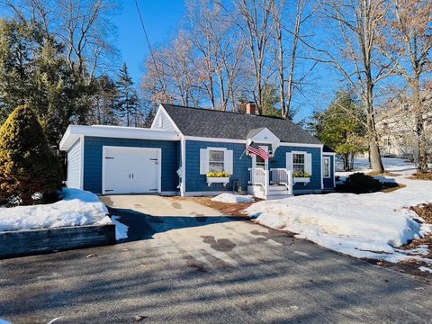 Photo of 34 School Street, Hudson, NH 03051 (MLS # 5078327)