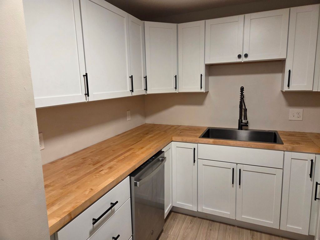 Photo of 136 Mammoth Road #25, Hooksett, NH 03106 (MLS # 5071460)