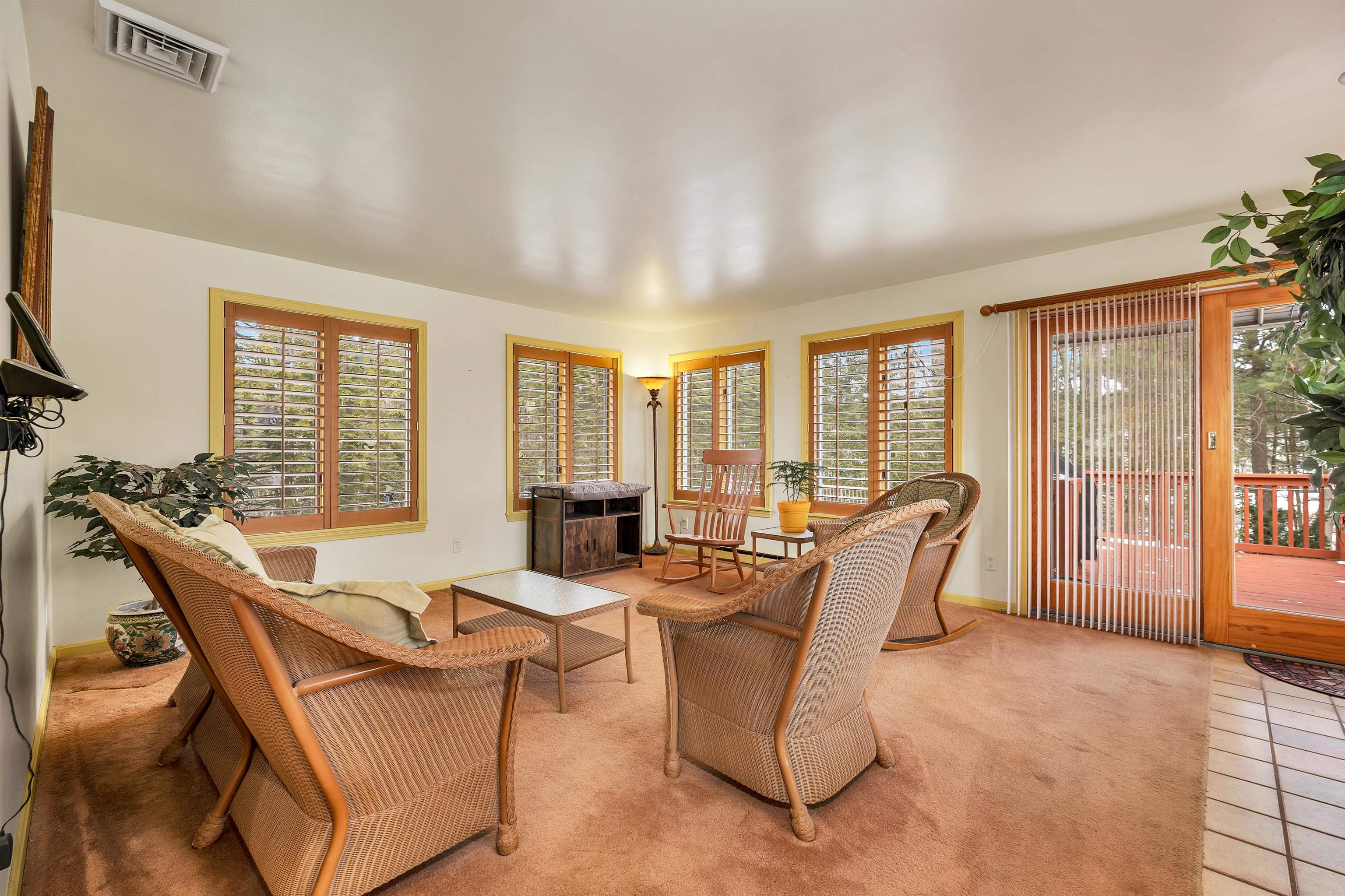 Manchester, New Hampshire 03104, United States, 4 Bedrooms Bedrooms, ,3 BathroomsBathrooms,Residential,Pending,5540