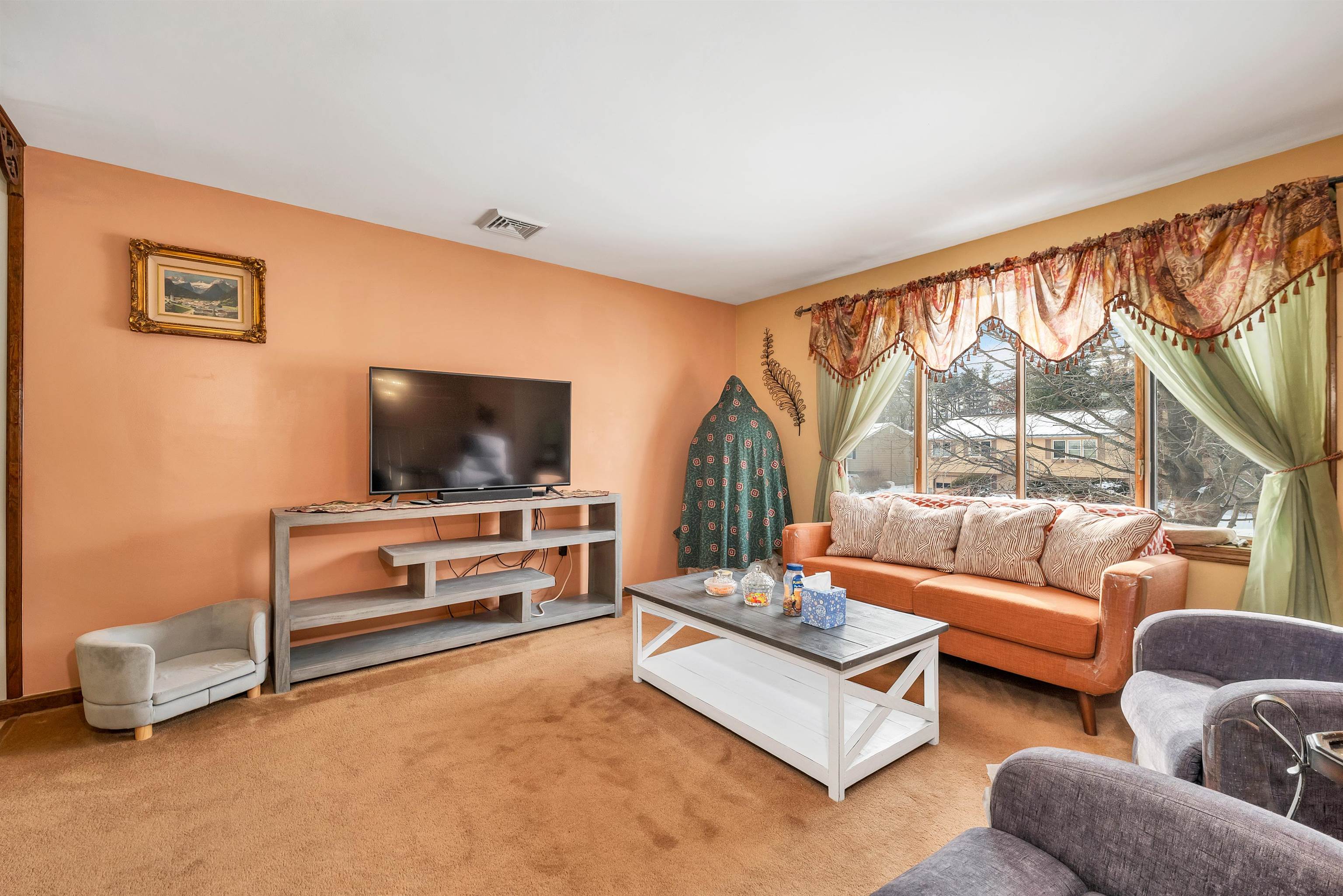 Manchester, New Hampshire 03104, United States, 4 Bedrooms Bedrooms, ,3 BathroomsBathrooms,Residential,Pending,5540