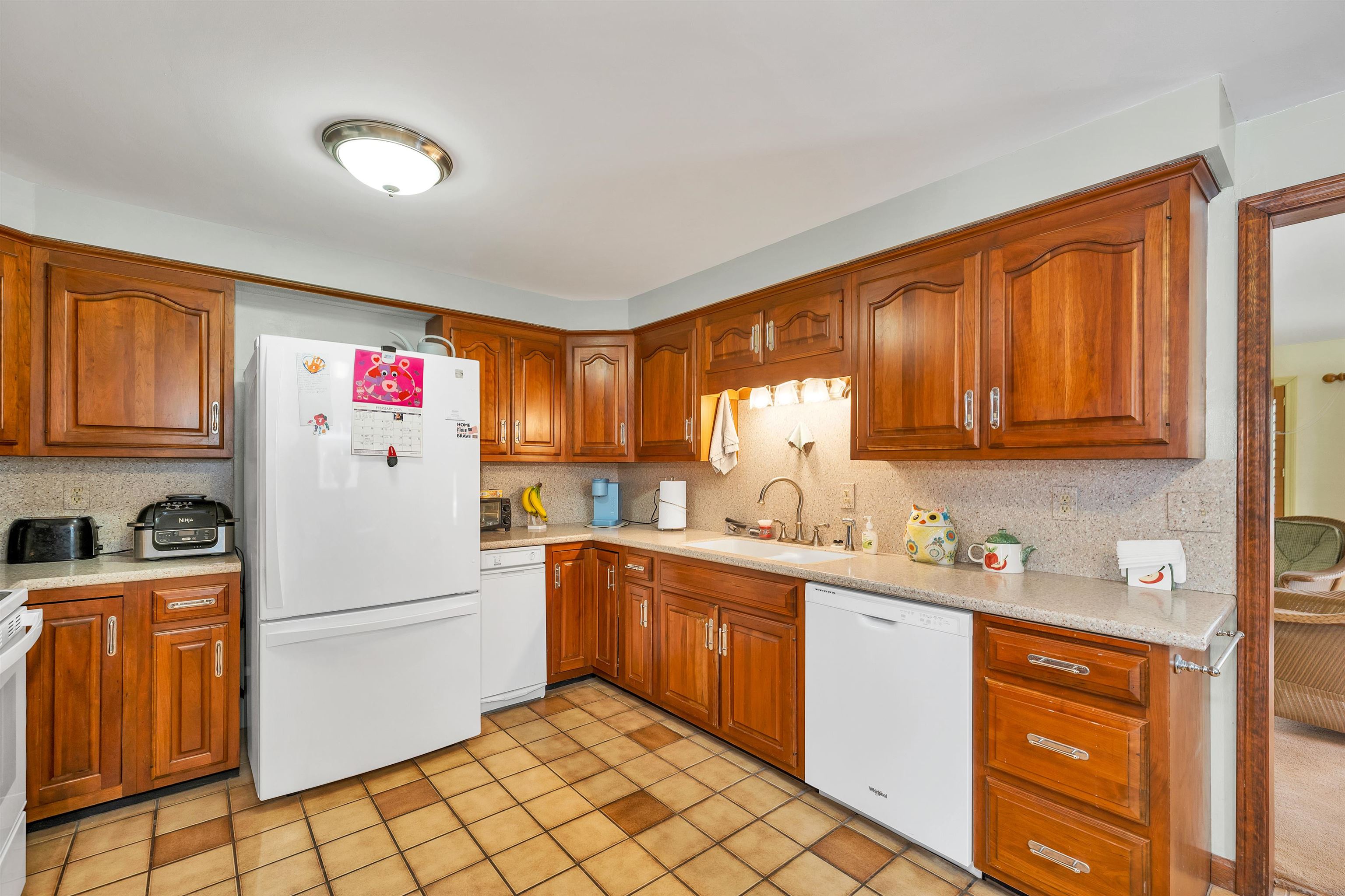 Manchester, New Hampshire 03104, United States, 4 Bedrooms Bedrooms, ,3 BathroomsBathrooms,Residential,Pending,5540