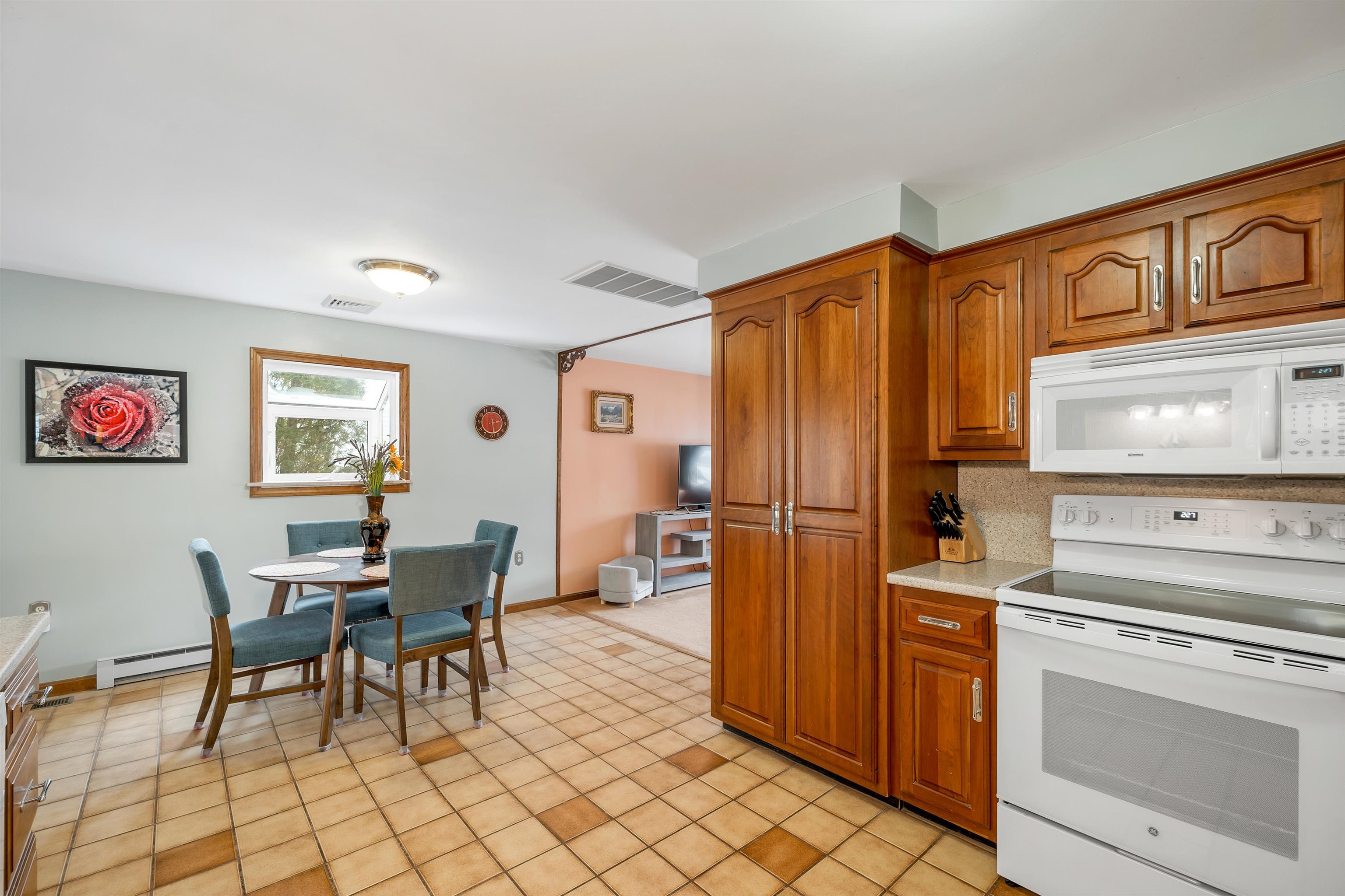 Manchester, New Hampshire 03104, United States, 4 Bedrooms Bedrooms, ,3 BathroomsBathrooms,Residential,Pending,5540