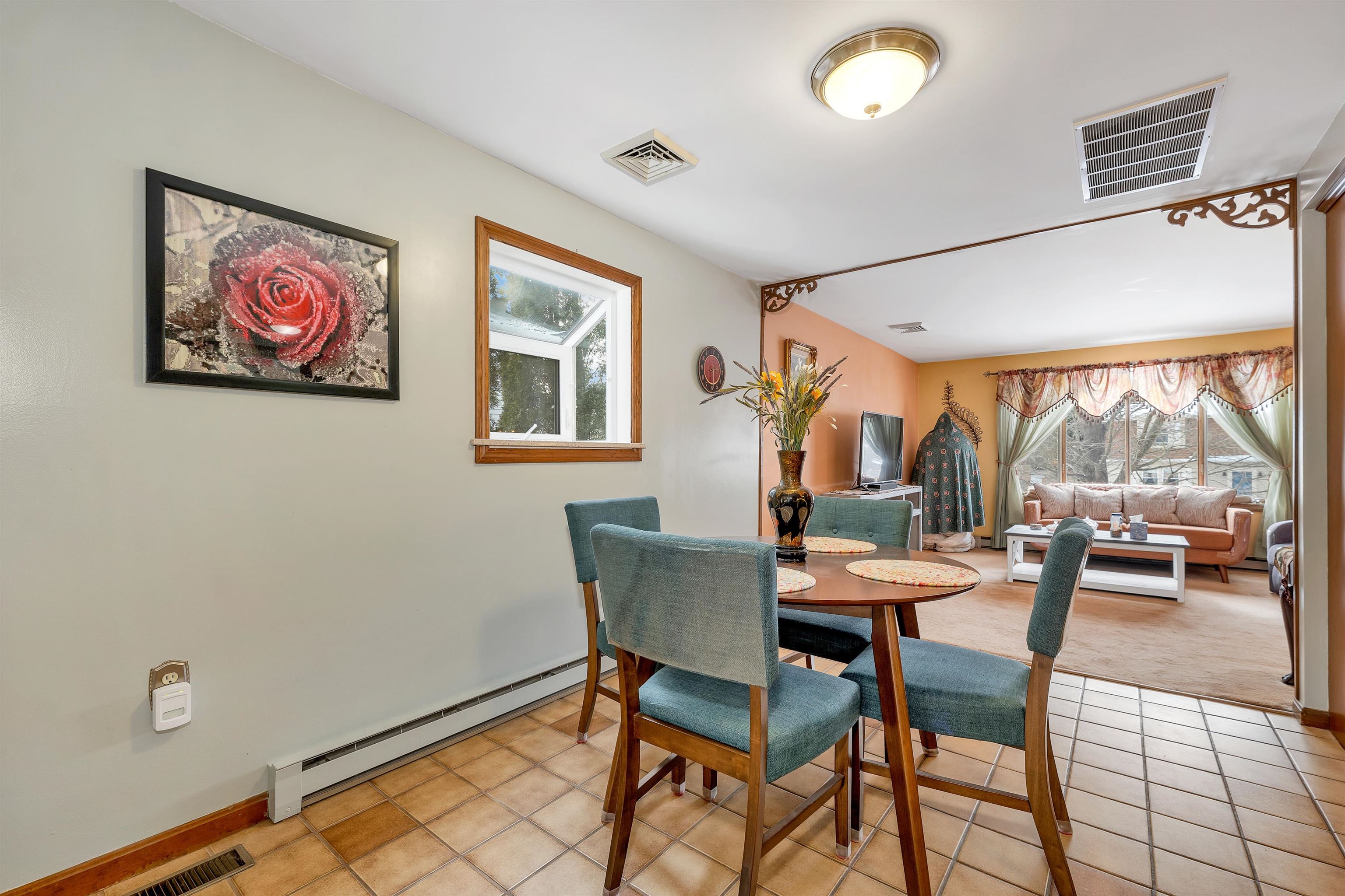 Manchester, New Hampshire 03104, United States, 4 Bedrooms Bedrooms, ,3 BathroomsBathrooms,Residential,Pending,5540