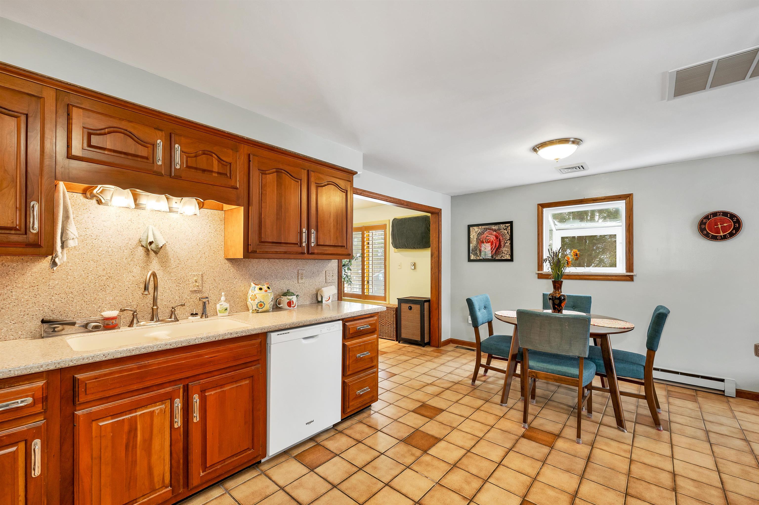 Manchester, New Hampshire 03104, United States, 4 Bedrooms Bedrooms, ,3 BathroomsBathrooms,Residential,Pending,5540