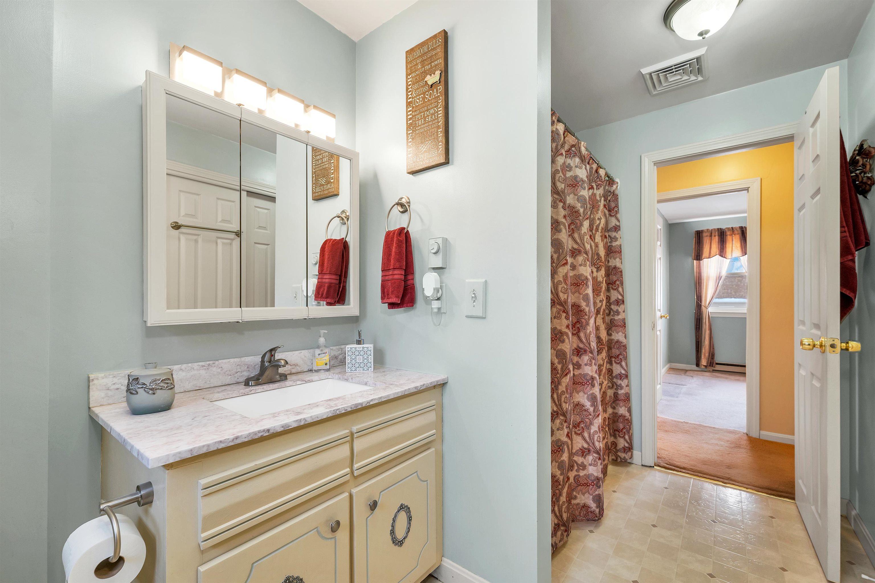 Manchester, New Hampshire 03104, United States, 4 Bedrooms Bedrooms, ,3 BathroomsBathrooms,Residential,Pending,5540