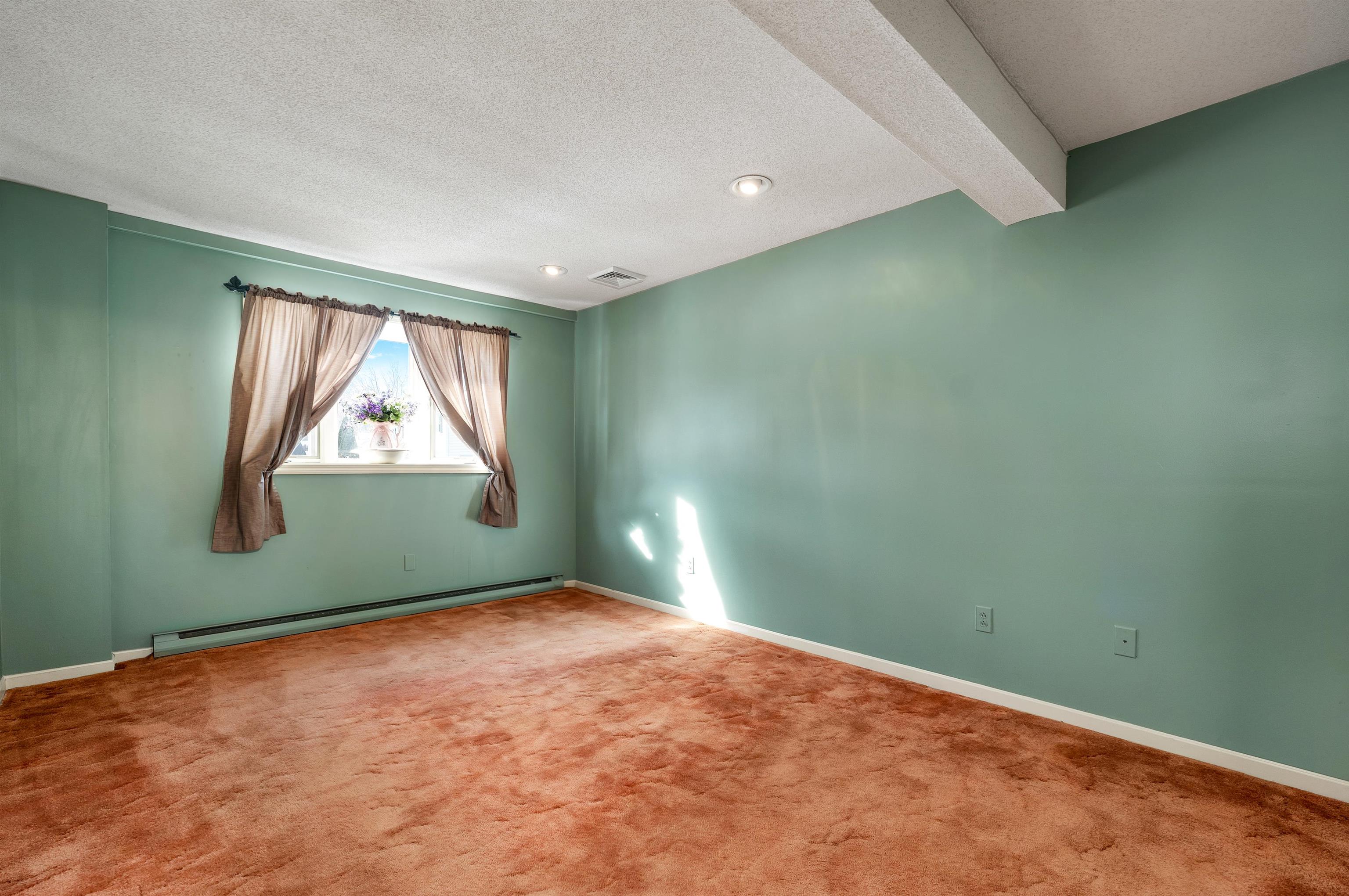 Manchester, New Hampshire 03104, United States, 4 Bedrooms Bedrooms, ,3 BathroomsBathrooms,Residential,Pending,5540