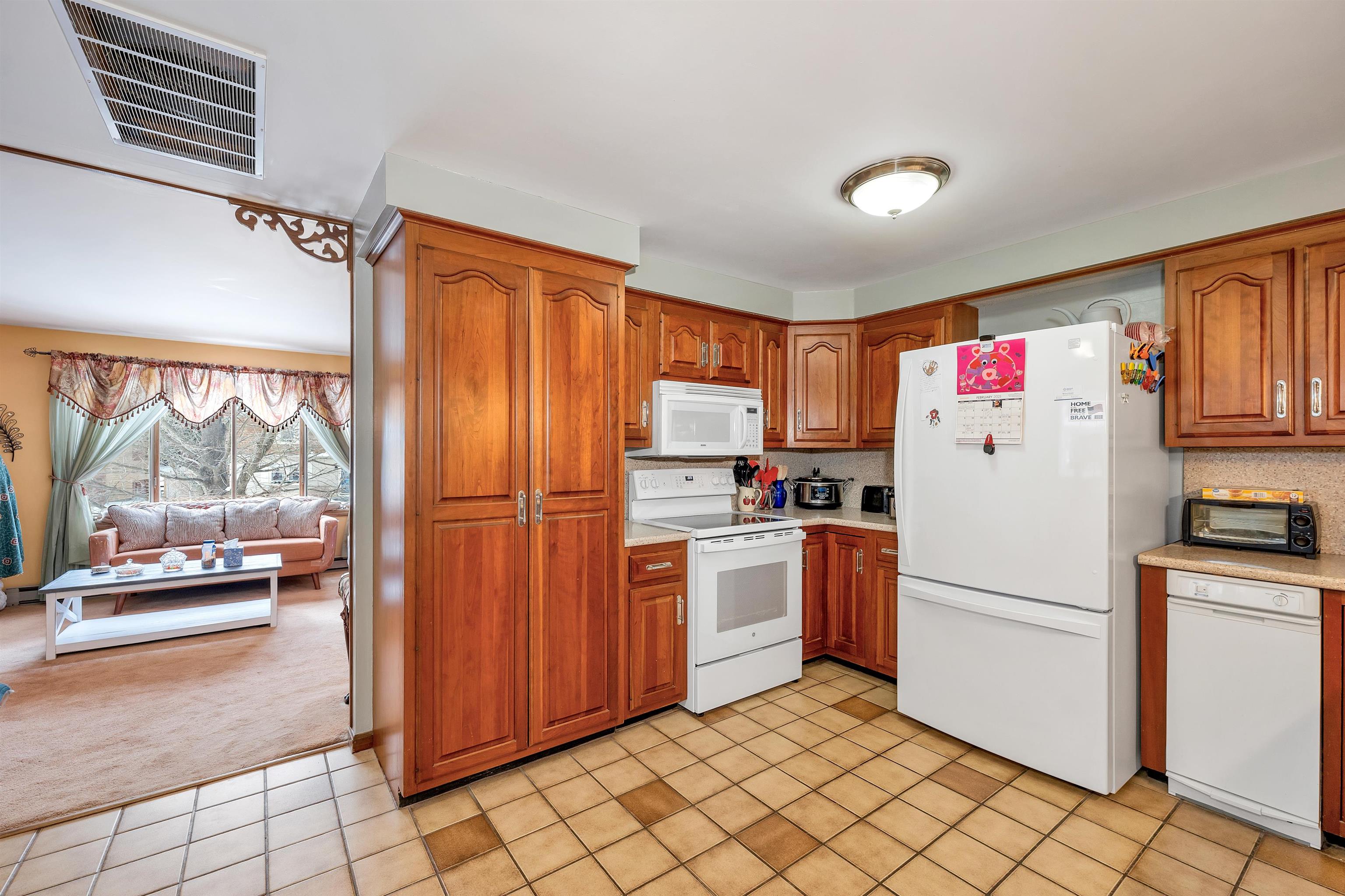 Manchester, New Hampshire 03104, United States, 4 Bedrooms Bedrooms, ,3 BathroomsBathrooms,Residential,Pending,5540