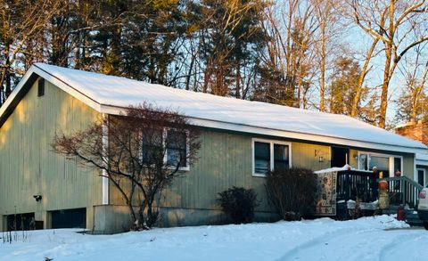 Photo of 31 Garden Drive, Litchfield, NH 03052 (MLS # 5071450)