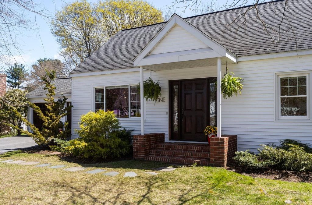 Photo of 1 Appledore Avenue, Exeter, NH 03833 (MLS # 5085341)