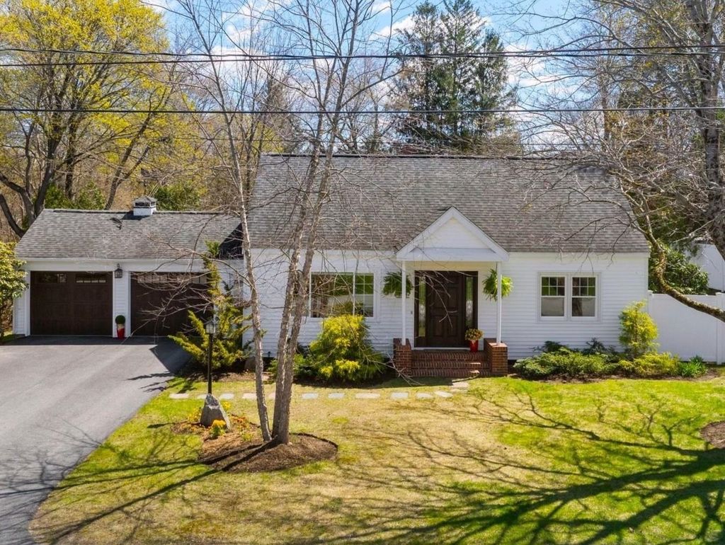 Photo of 1 Appledore Avenue, Exeter, NH 03833 (MLS # 5085341)