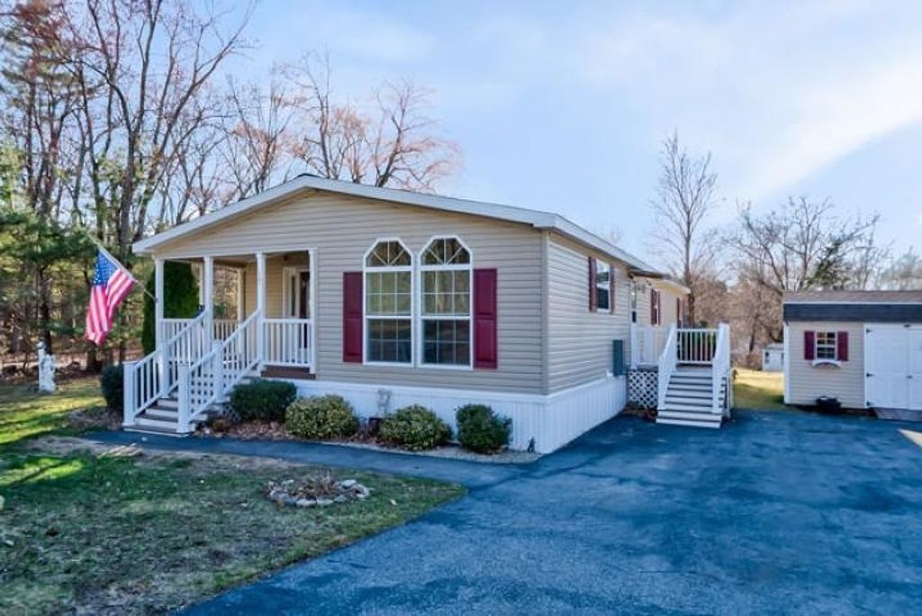 Photo of 17 Winter Street, Salem, NH 03079 (MLS # 5082614)