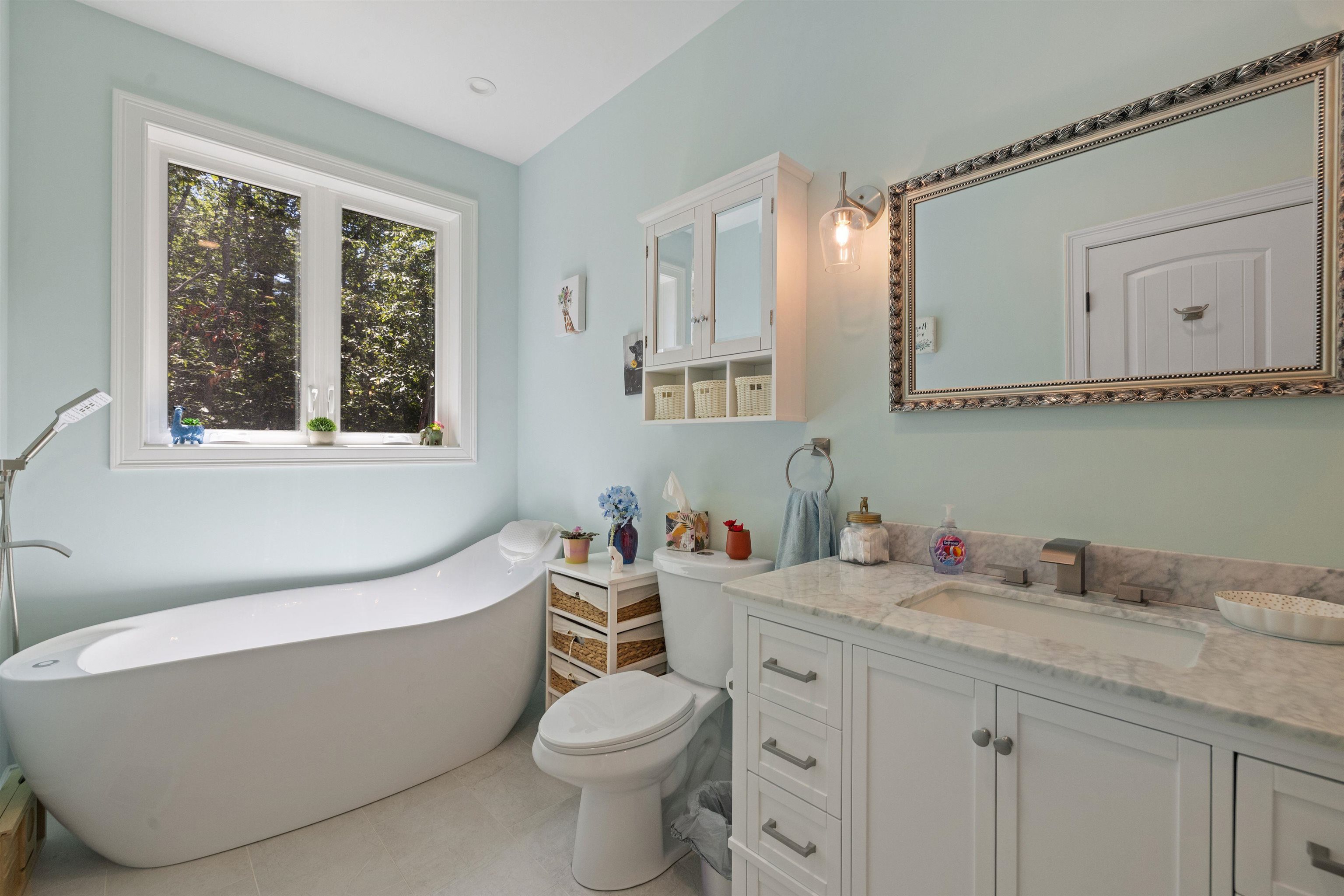 Alton, New Hampshire 03810, United States, 3 Bedrooms Bedrooms, ,4 BathroomsBathrooms,Residential,Active,192294