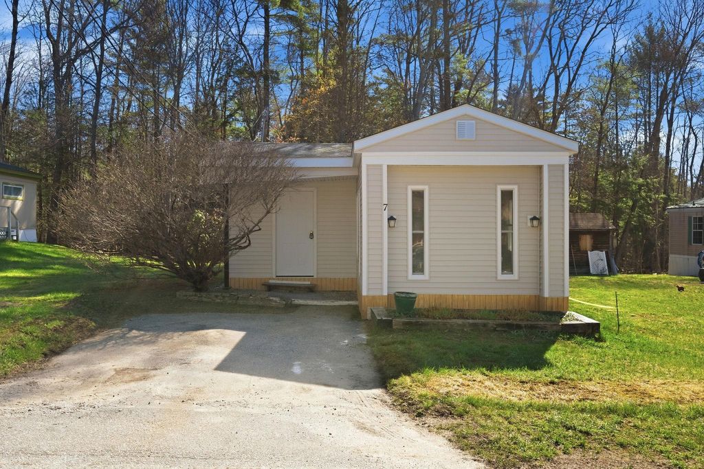 Photo of 174 South Stark Hwy Road #7, Weare, NH 03281 (MLS # 5086112)