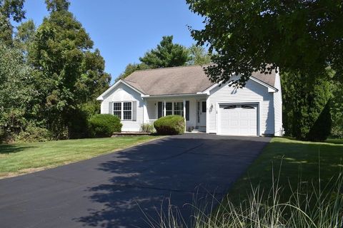 Photo of 27 Amanda Drive, Hudson, NH 03051 (MLS # 5061597)