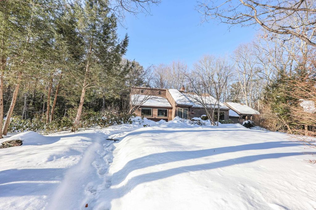 Photo of 4 Windsor Boulevard, Londonderry, NH 03053 (MLS # 5077834)