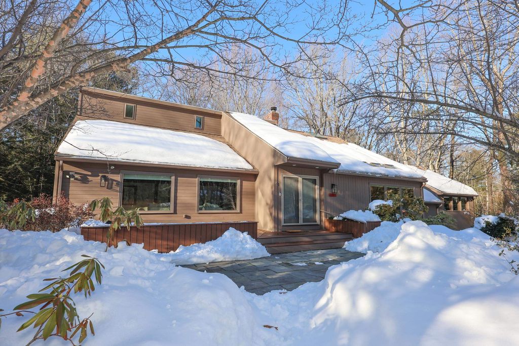 Photo of 4 Windsor Boulevard, Londonderry, NH 03053 (MLS # 5077834)