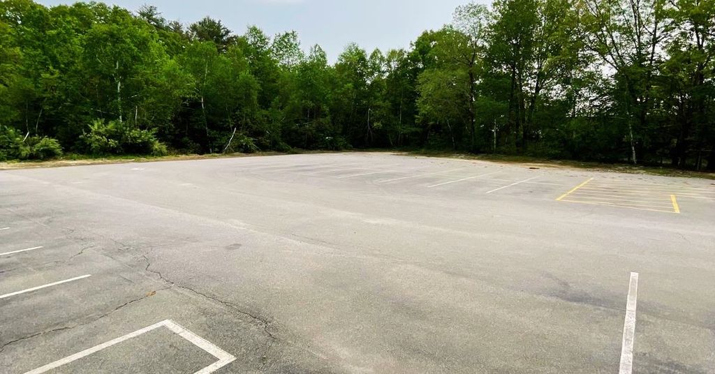 Photo of 520 Mammoth Road, Londonderry, NH 03053 (MLS # 4938735)