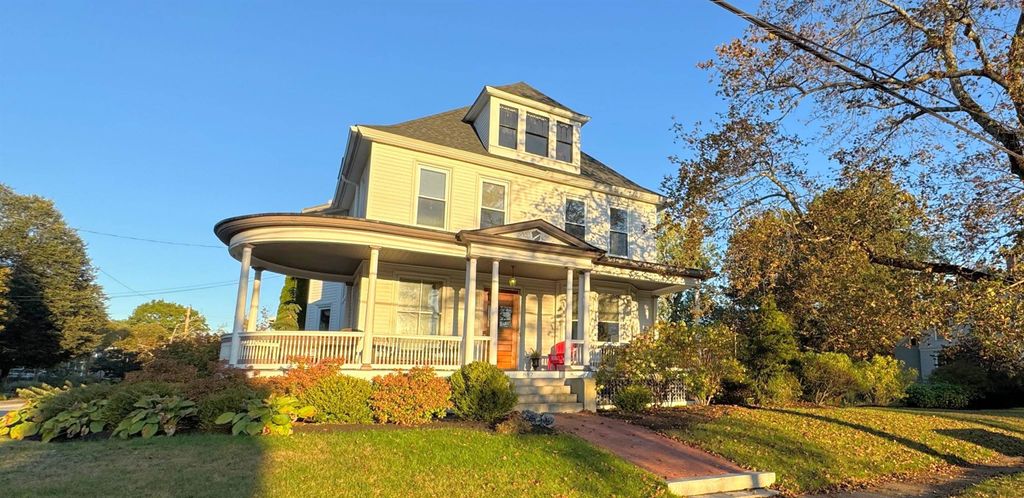 Photo of 887 Chestnut Street, Manchester, NH 03104 (MLS # 5064951)