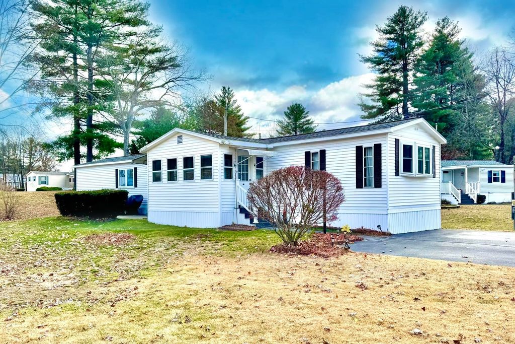 Photo of 5 Plainfield Lane, Nashua, NH 03062 (MLS # 5070091)